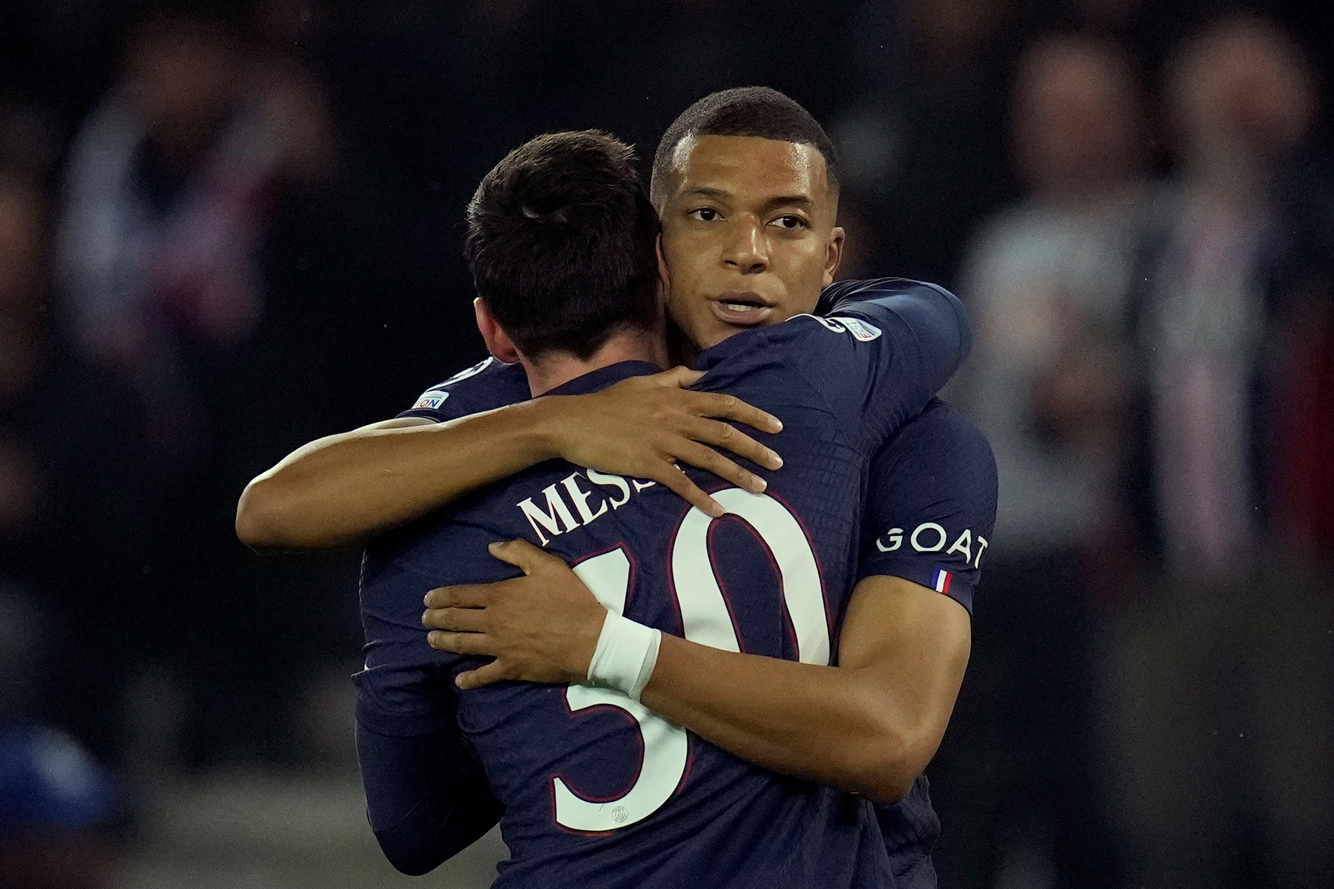 Messi y Mbappe se reencuentran en una cancha tras la final del Mundial (AP)