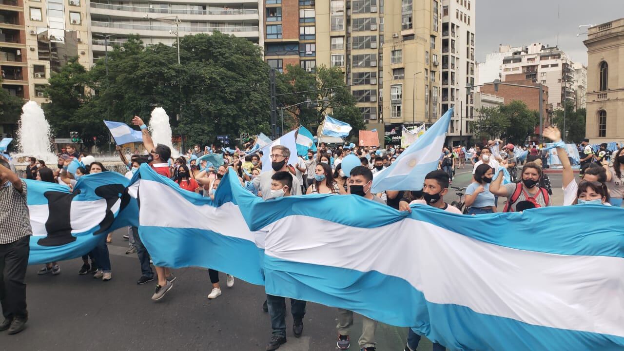 Numeroso grupo de personas marchó en Córdoba contra la legalización del aborto.