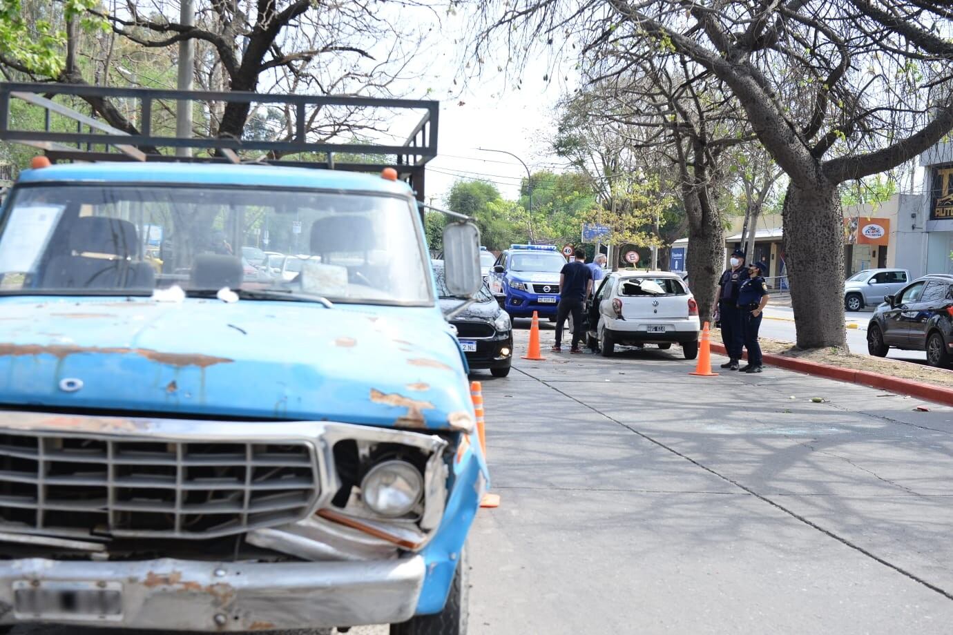 La camionenta contra la que habría chocado la mujer antes de perder el control de su vehículo.