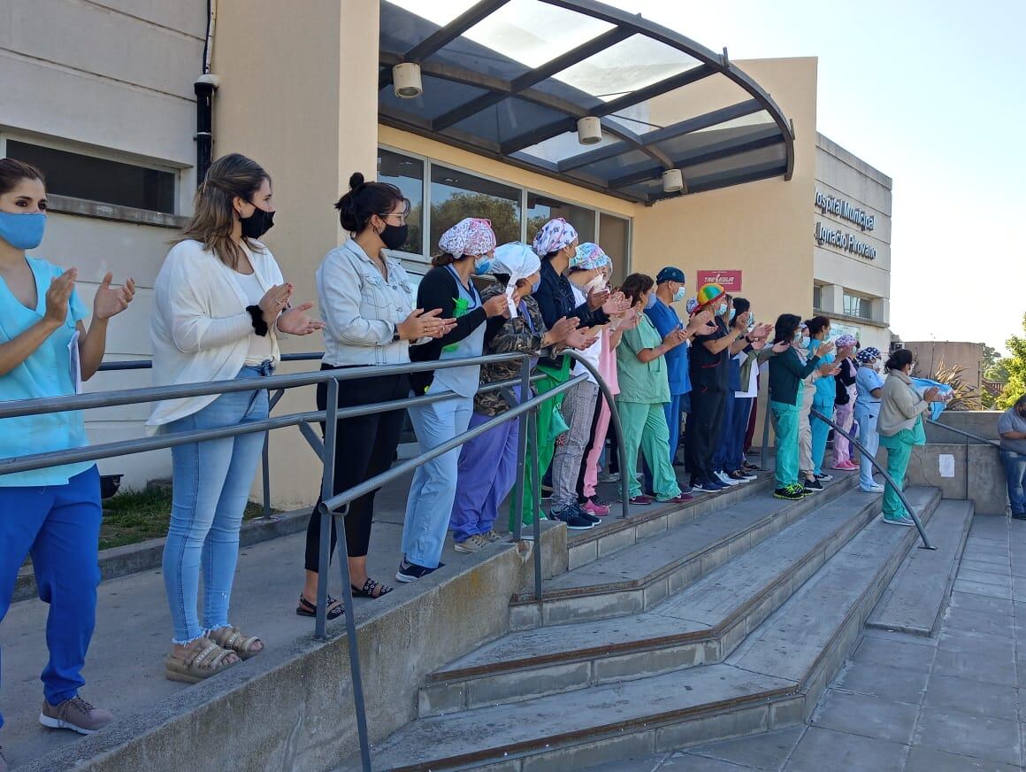 Personal de Enfermería del Hospital Pirovano de Tres Arroyos realizan retención de tareas y una protesta frente al nosocomio