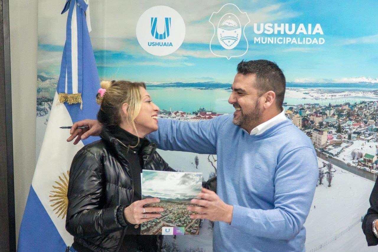 El intendente Walter Vuoto entregó los títulos de propiedad de la tierra a 23 familias de Ushuaia