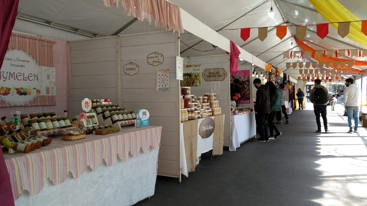 La tradicional feria Sabores y Dulzuras frente a Patio Olmos estará durante semana santa.