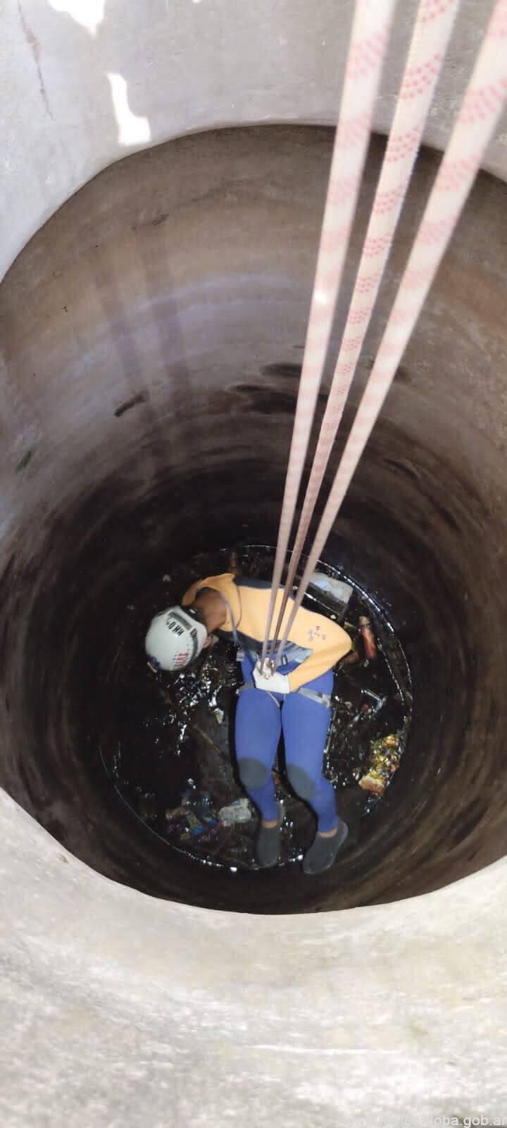 El momento del hallazgo y rescate del cuerpo en Alicia.