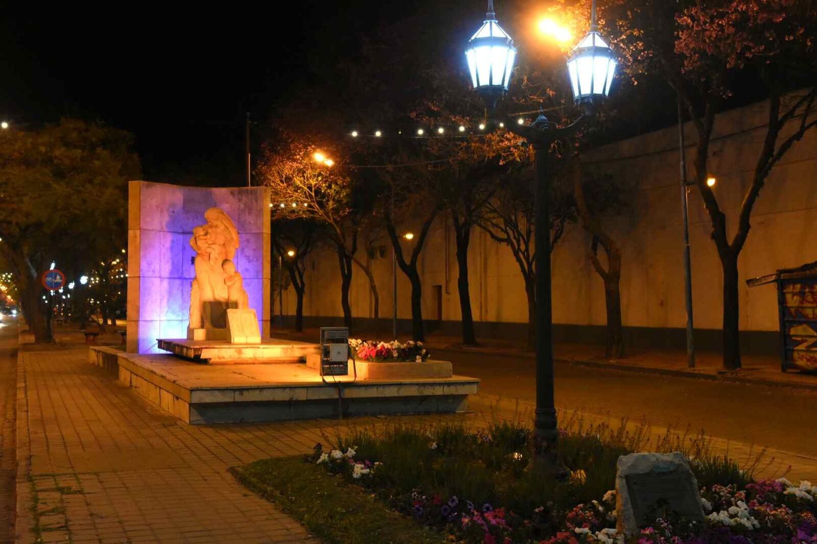 Monumento iluminado de naranja por el día de la prevención del Linfoma