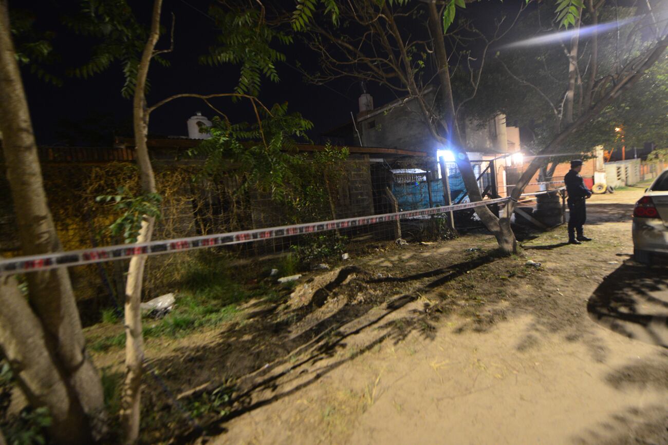 Dos hermanas fueron asesinadas y enterradas en el fondo del patio de la casa en Cabalen al 6500 B° Arguello Autodromo. Foto Javier Ferreyra