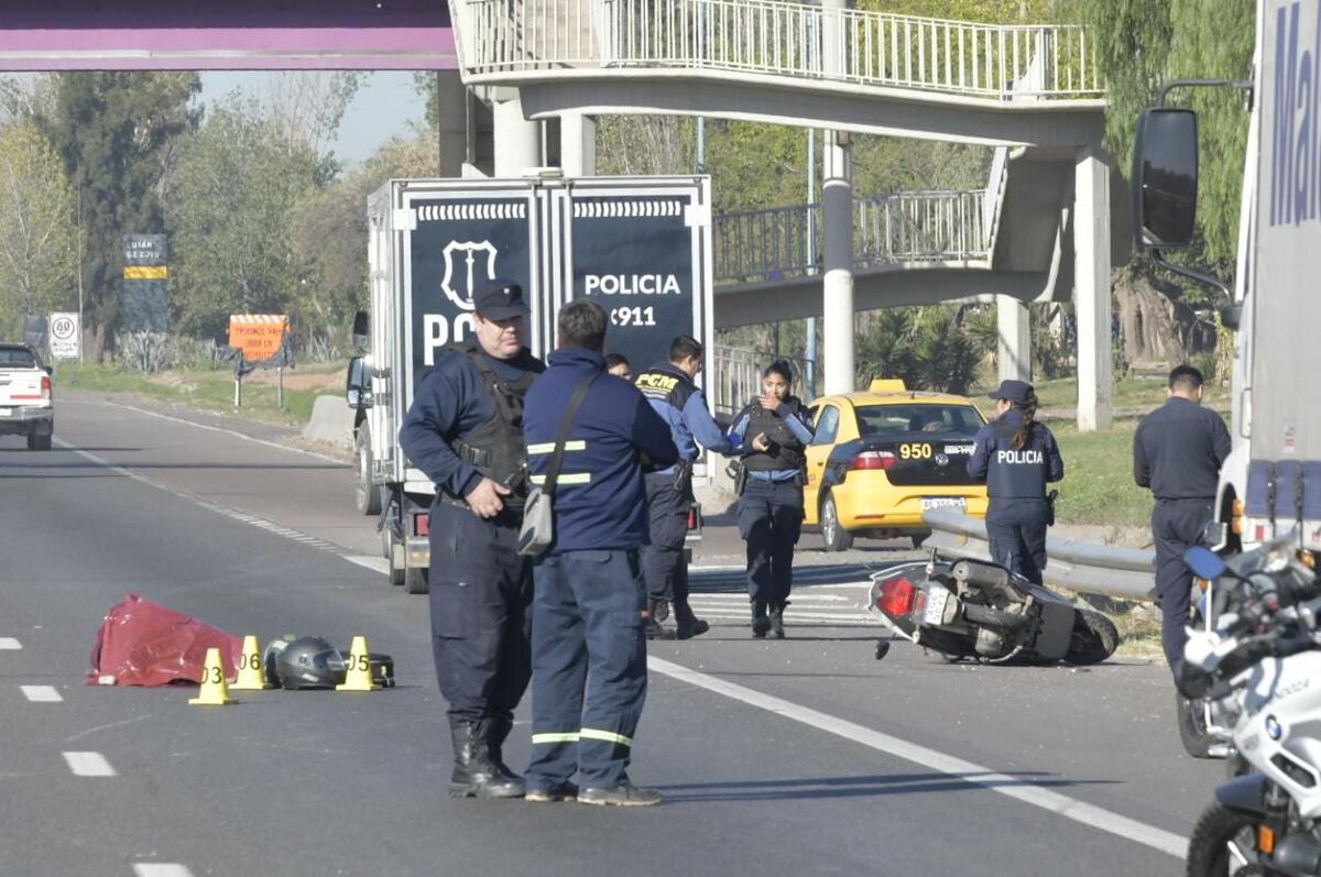 Una mujer falleció tras caer de la moto e impactar contra el pavimento en Godoy Cruz