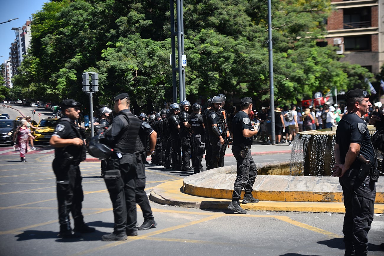 Paro Nacional de la CGT en Córdoba. Varias columnas marchan a la altura de Patio Olmos. (Pedro Castillo / La Voz)