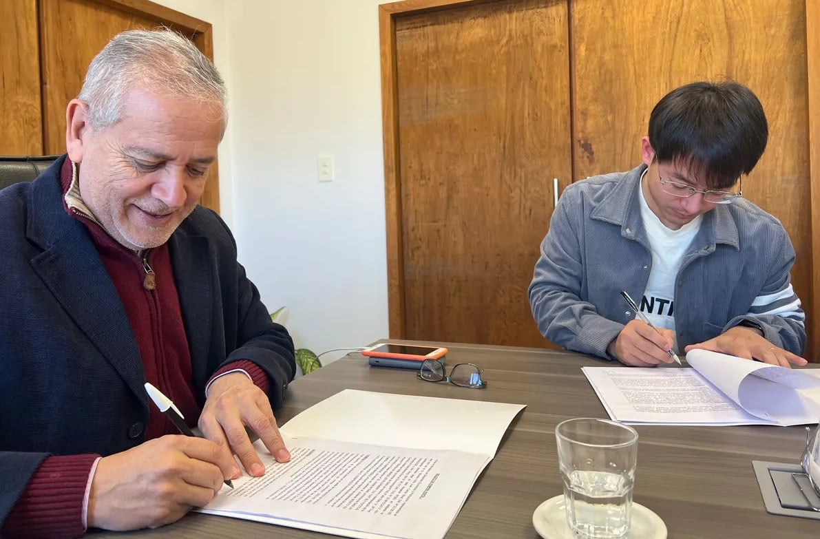 El ministro de Desarrollo Económico y Producción de Jujuy, Juan Carlos Abud Robles, y el vicepresidente de Tsingshan Mining Development S.A, Jian Jiang, al momento de firmar la documentación que formaliza el desembarco de la compañía china en esta provincia.