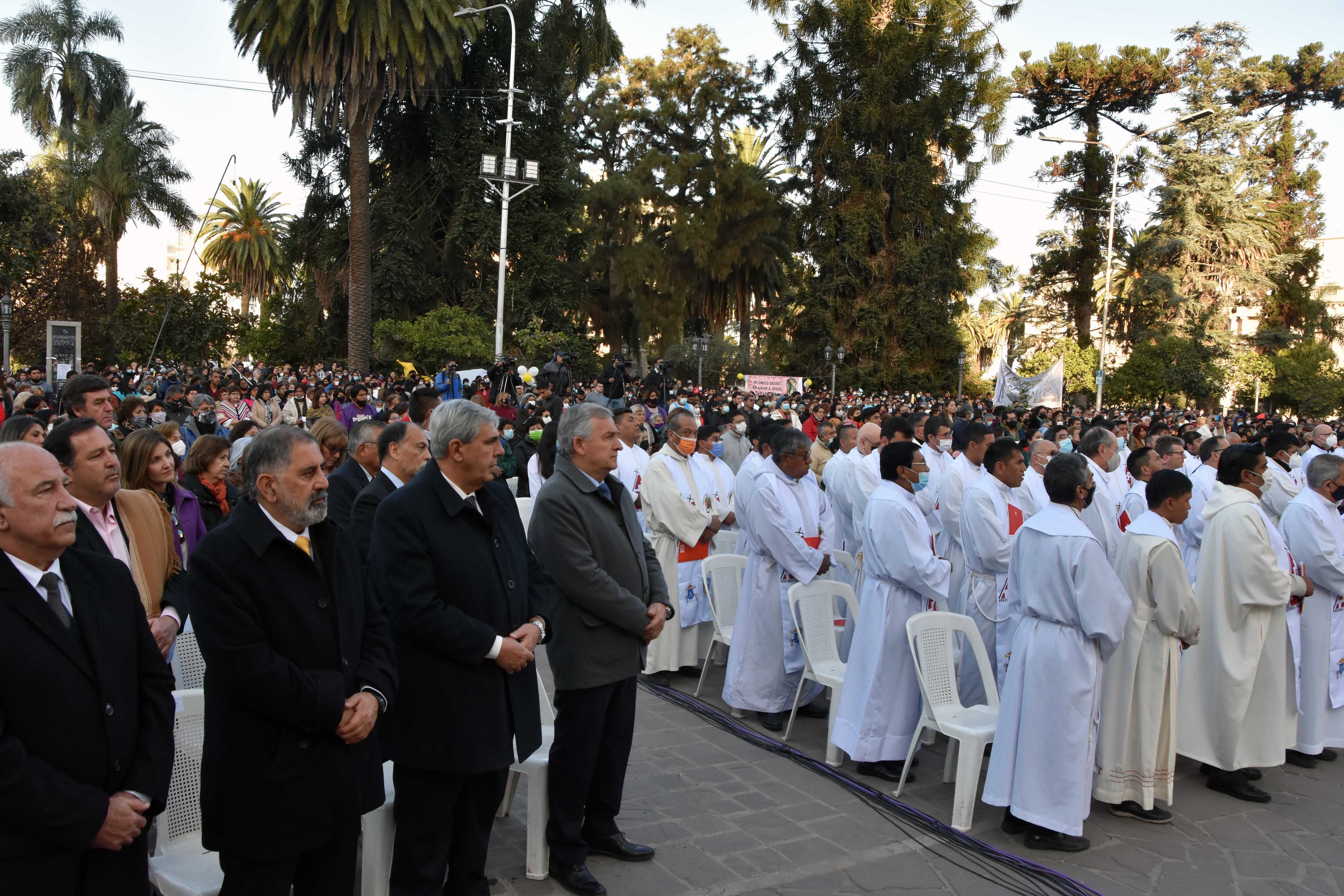 Autoridades, el clero jujeño en pleno y la feligresía católica reunida en el frente de la Catedral de Jujuy, en la misa de acción de gracias por la beatificación del sacerdote jujeño Pedro Ortiz de Zárate.