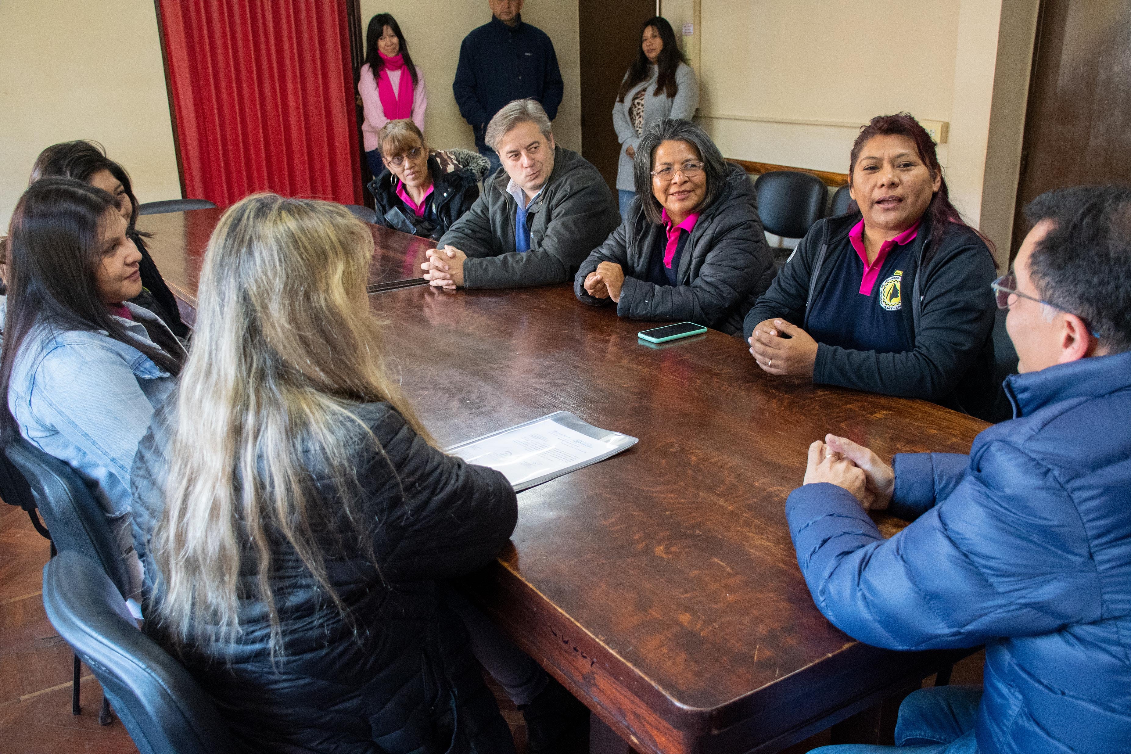 Un servicio de atención a las pasajeras, y asesoramiento y asistencia a las conductoras, son los ejes de gestión de la Asociación de Mujeres Taxistas, según explicaron sus integrantes a los concejales.