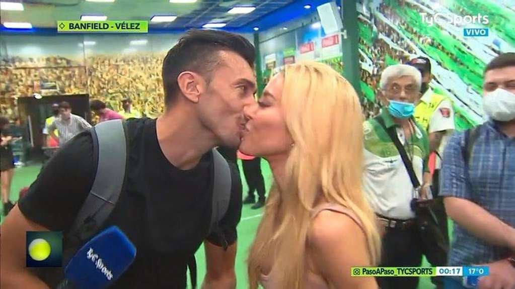 El beso final entre el mediocampista con su flamante novia