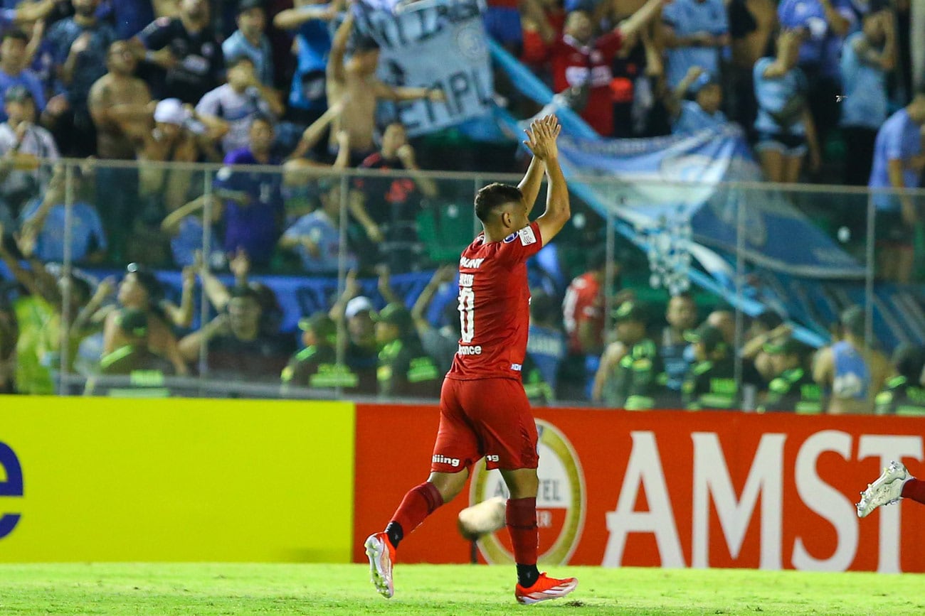 Matías Marín festeja el 2-0 de Belgrano ante Real Tomayapo, en Bolivia, por la Copa Sudamericana. (Prensa Belgrano)