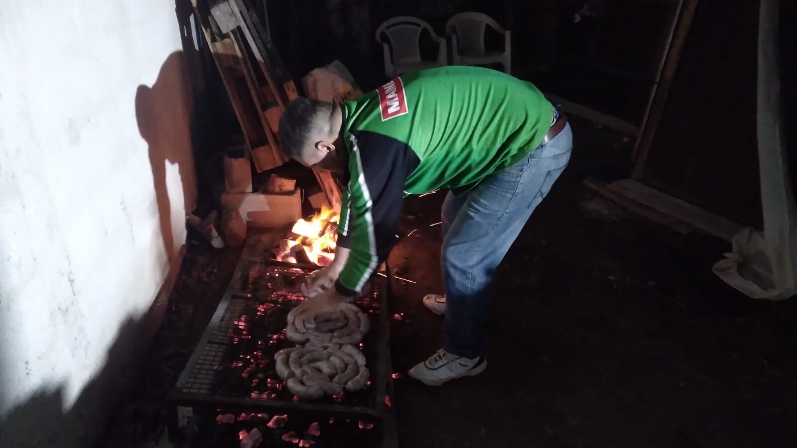 Hinchas del Cultural venden choripanes para viajar a alentar a la verde de Arroyito