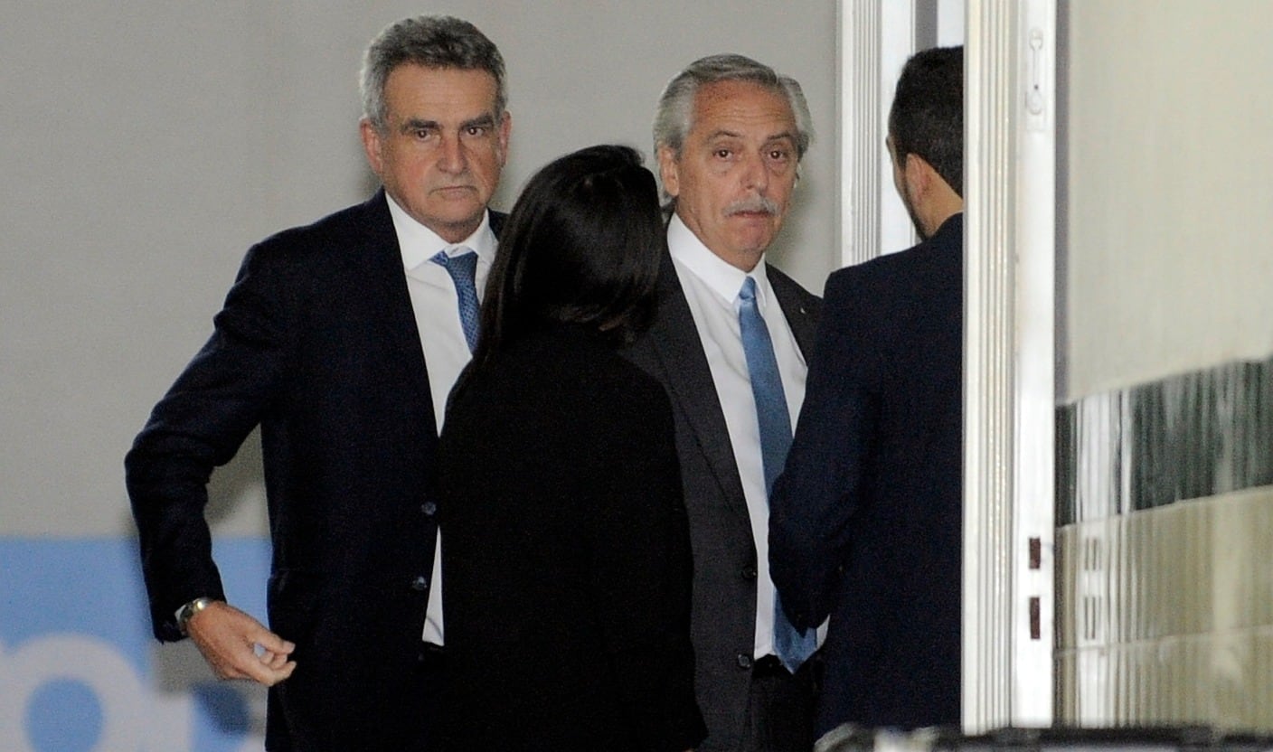 El presidente Alberto Fernández y el jefe de gabinete Agustín Rossi llegaron juntos a la mesa política del Frente de Todos. Foto: Clarín