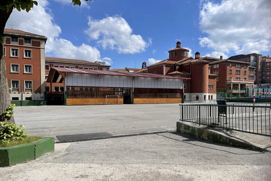 Vista del patio de un colegio de Sestao (Bizkaia).