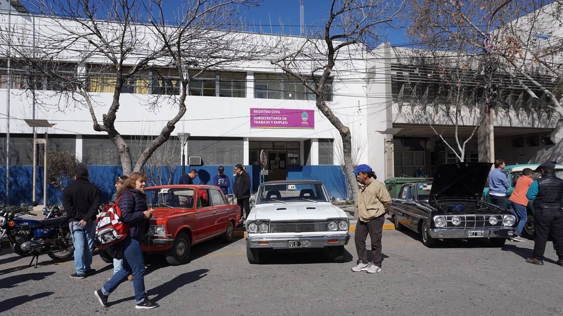 Los autos y motos antiguos son un atractivo para grandes y chicos en General Alvear.