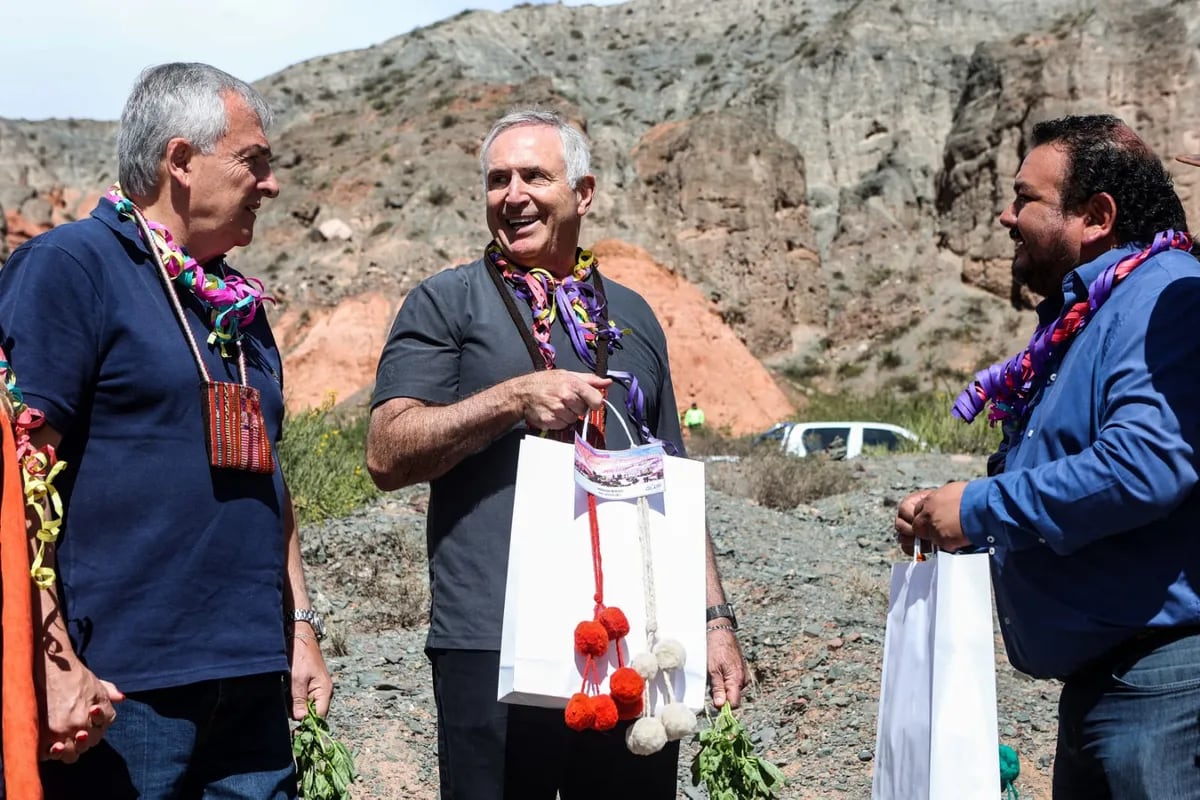 El embajador Stanley recibió obsequios de  bienvenida de parte de autoridades comunales, en su visita a Purmamarca.