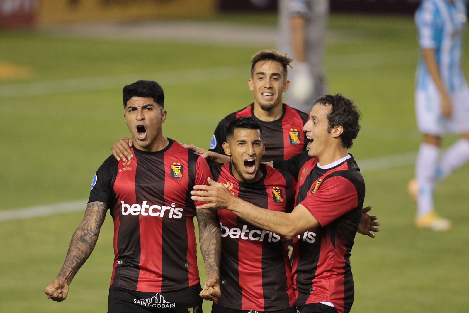 Luis Ibérico festeja su gol ante Racing.