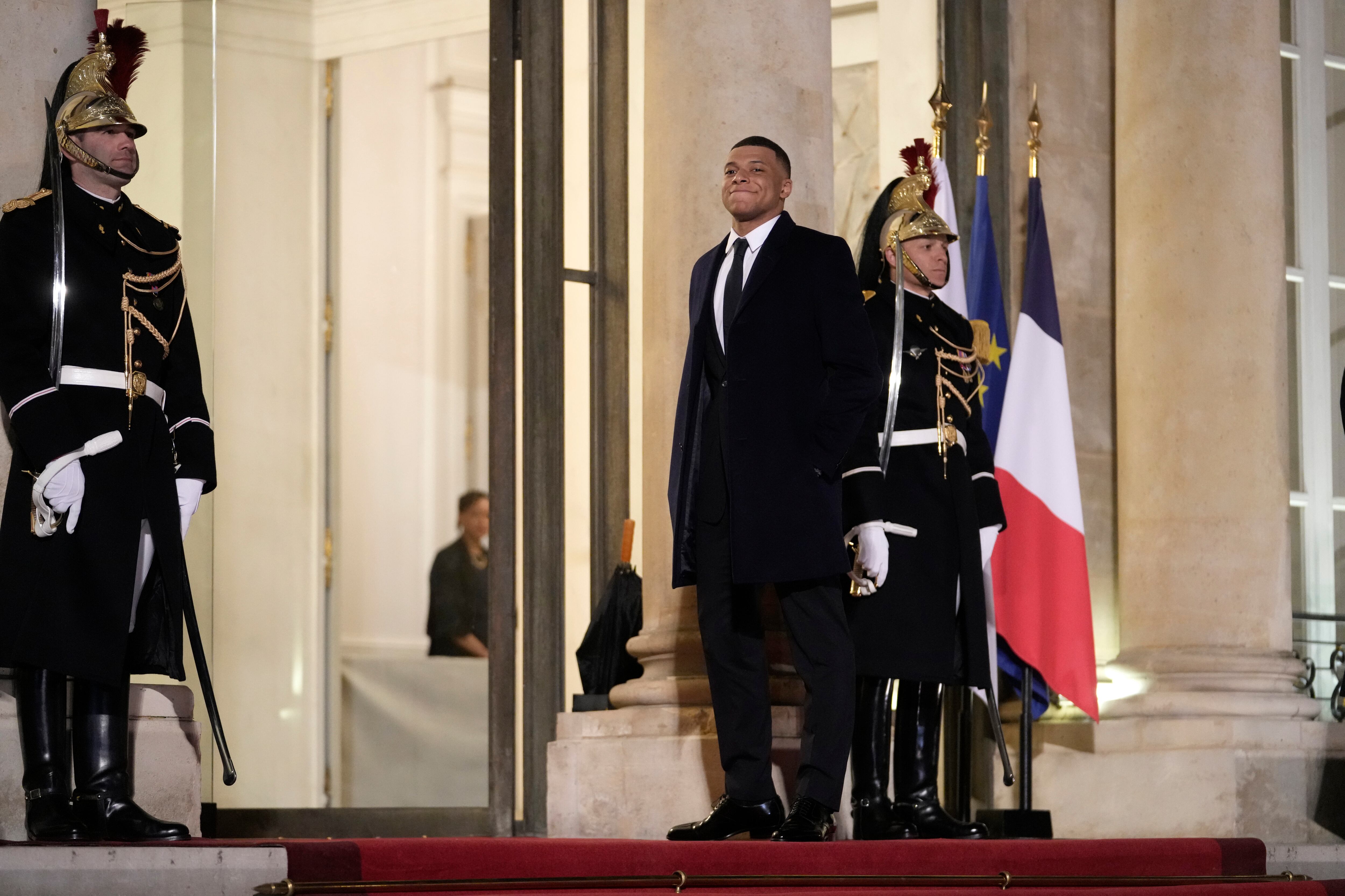 Kylian Mbappe, jugador del Paris Saint-Germain, posa al llegar a la cena de Estado con el presidente Emmanuel Macron y el emir de Qatar, el jeque Tamim bin Hamad Al Thani en el Palacio del Eliseo el martes 27 de febrero del 2024. (AP Foto/Thibault Camus)