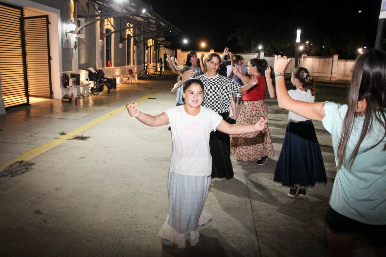 Tres Arroyos: “Cultura Presente. Edición Verano”, nutrida concurrencia a las clases de baile del Centro Cultural La Estación