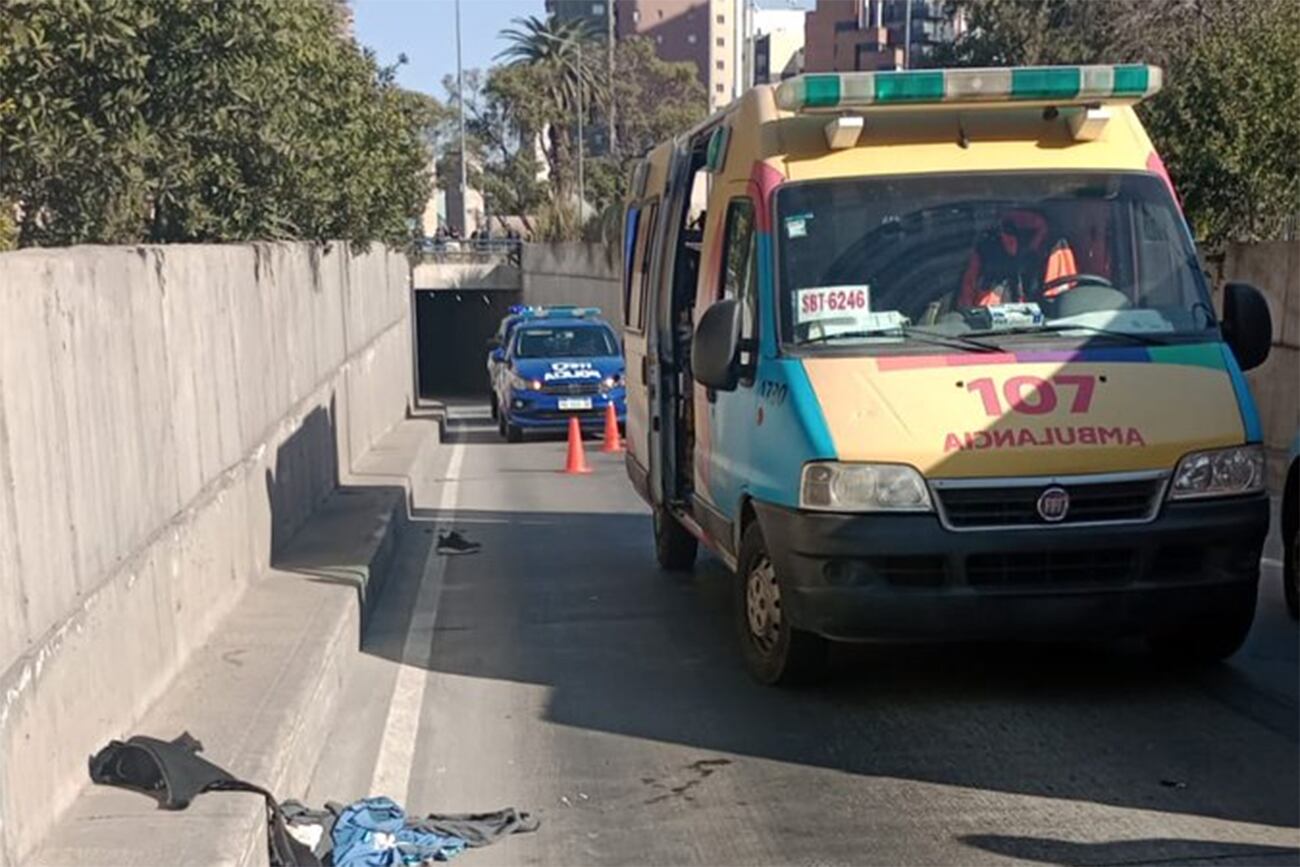 Escapaba tras cometer un robo y lo arrolló un colectivo (Policía).