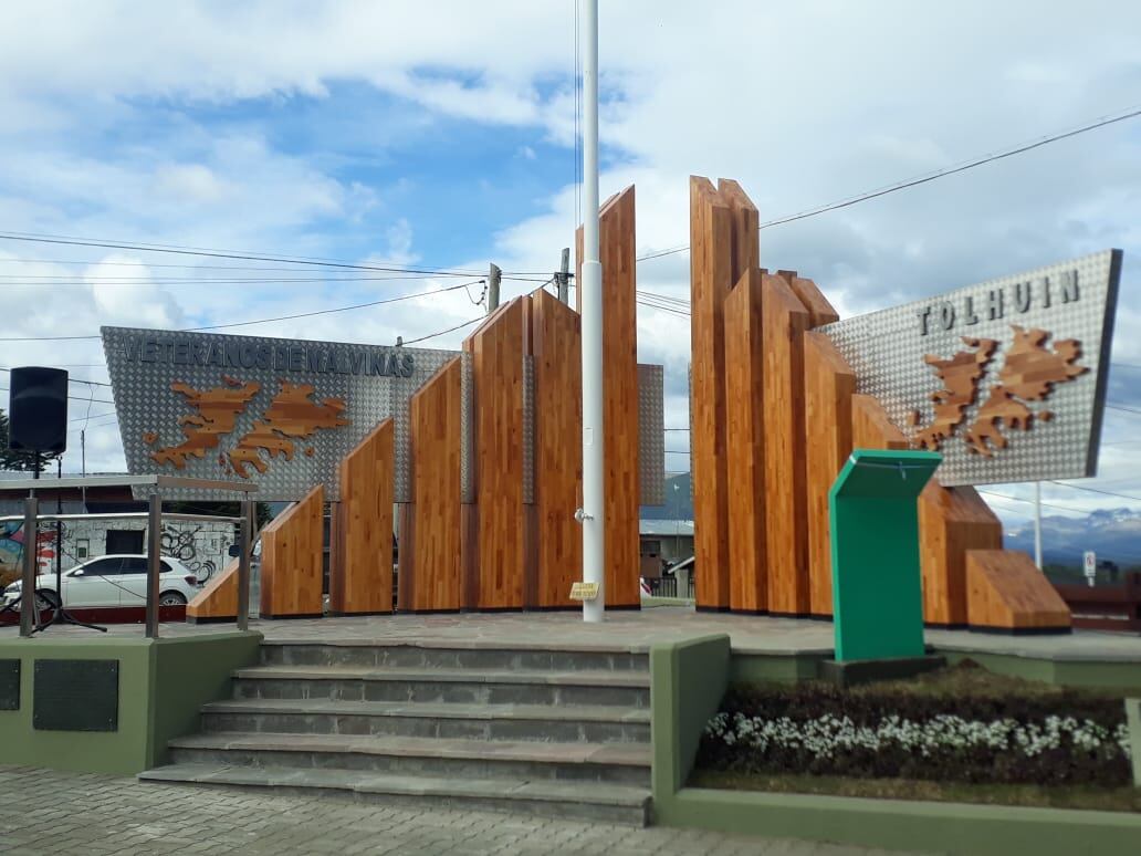 El monumento fue construido con madera de lenga, árbol autóctono de Tierra del Fuego.