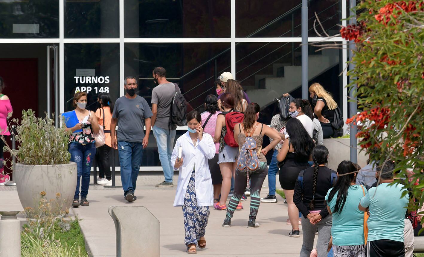 Argentina atraviesa la tercera ola de contagios y desde el Ministerio de Salud comentaron: “Mientras siga esta cantidad de casos es imposible hablar de endemia”.