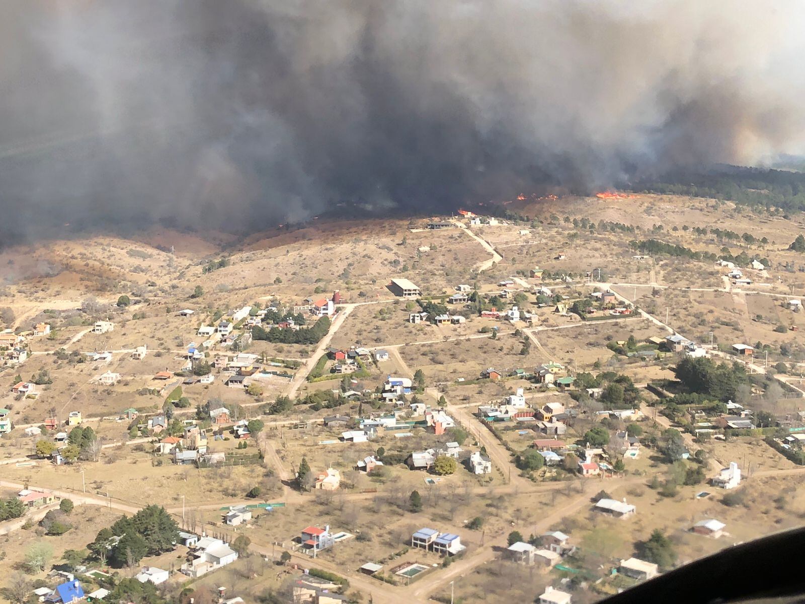 Desde el aire, los incendios en Potrero de Garay. (Gentileza: piloto de hidrante PPMF)