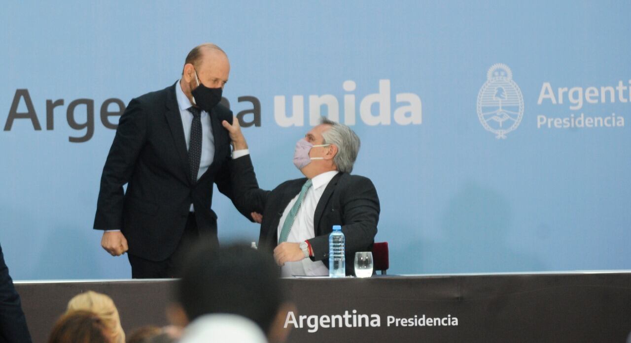 Gildo Insfrán, gobernador de Formosa, saluda al presidente Alberto Fernández durante la firma de un acuerdo contra la violencia de género. (Clarín)