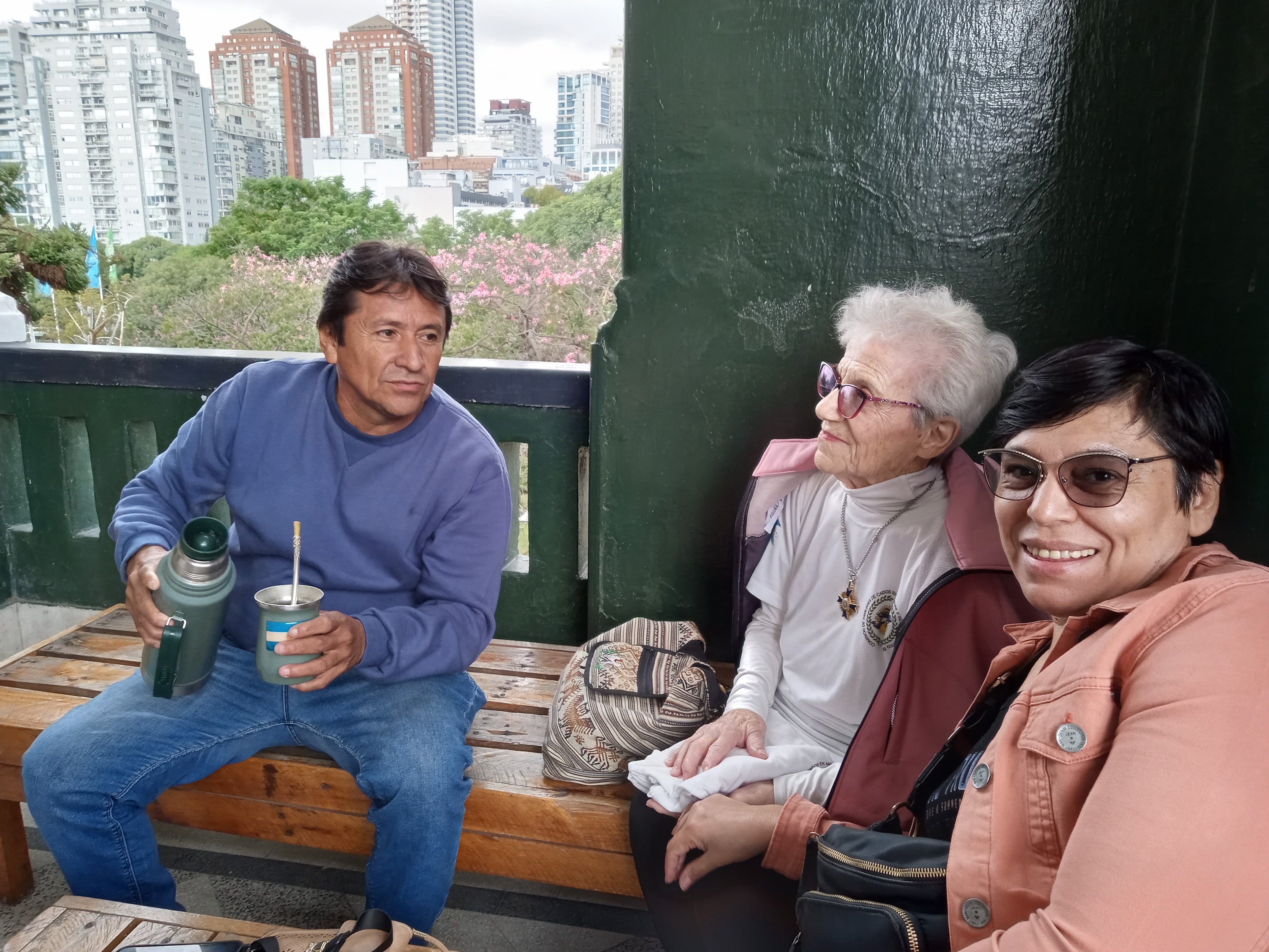 Orlando Ramírez, hermano del caído Rubén Ramírez, de Chaco; María del Carmen Penon, mamá del caído Elbio Eduardo Araujo, de Colón, Entre Ríos; y Mirtha Monzón, hermana del héroe Eleodoro Monzón, también chaqueño.   