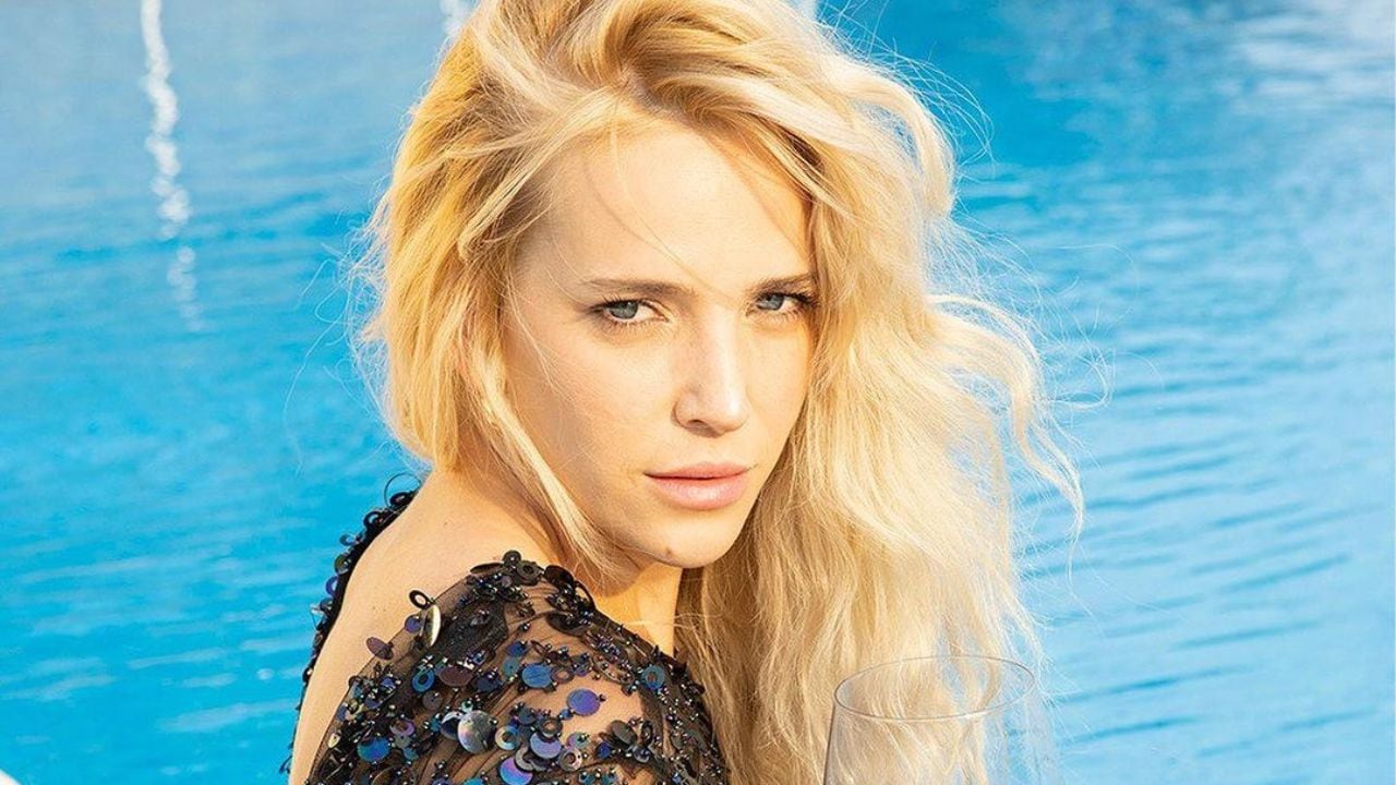 Luisana Lopilato posó en microbikini amarilla, gafas de sol y solero en Instagram