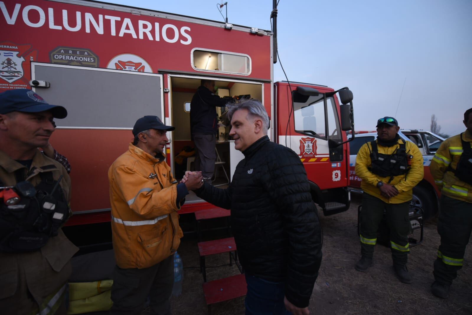 el Gobernador Martín Llaryora en los incendios. Entrada a Capilla del Monte donde se encuentra la base de operaciones de los bomberos que actúan en la zona (La Voz)