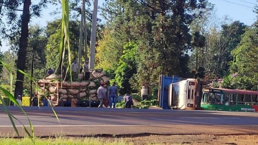 Puerto Leoni: volcó un camión con exceso de yerba