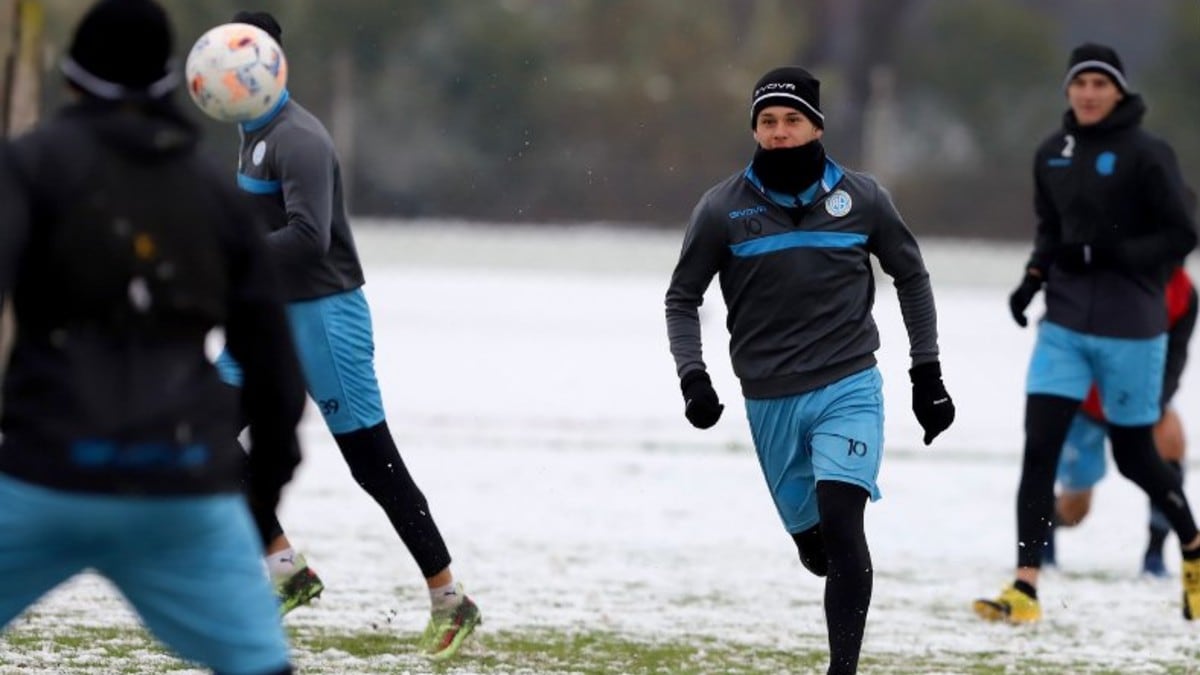 Los futbolistas se ponen a punto para el choque con Gimnasia.