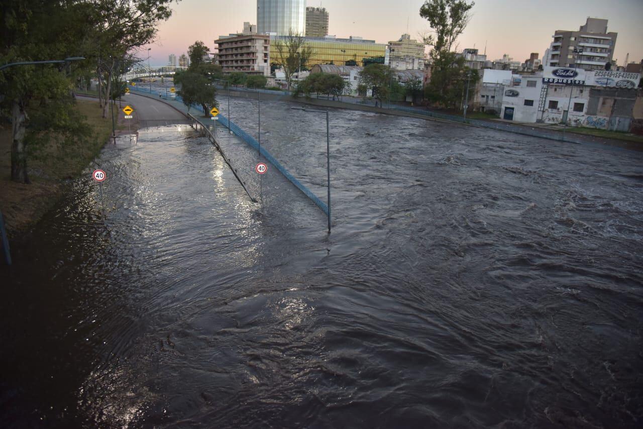 La Costanera del Río Suquía se encuentra cortada en ambas manos a raíz del avance de agua.