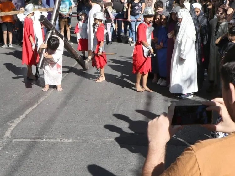 Vía Crucis en San Juan, Pedro, el pequeño Jesús.