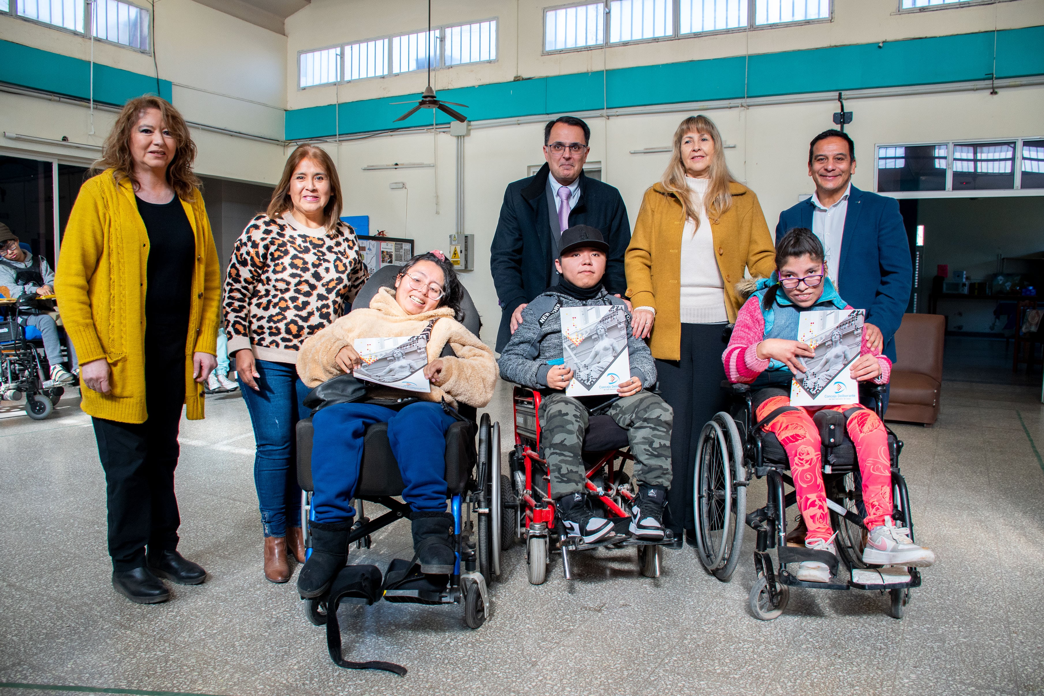 Alumnos expositores en la muestra de arte recibieron copias de la declaración de interés municipal emitida por el Concejo Deliberante.