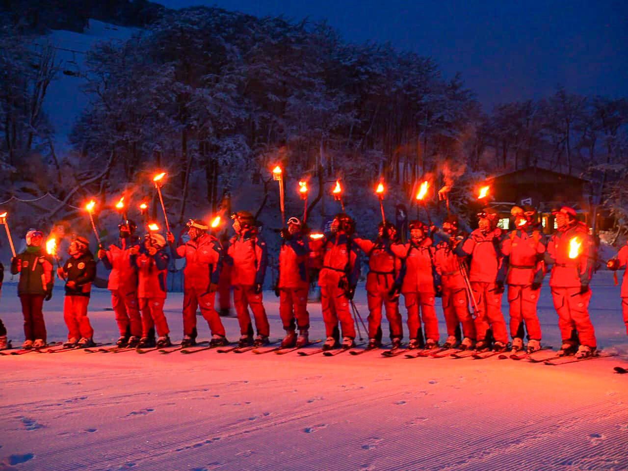 60 atletas del Club Andino y del Cerro Castor participaron de la bajada con antorchas 2021.