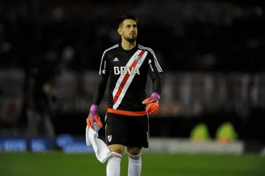 Augusto Batalla luciendo una camiseta similar a la nueva de River