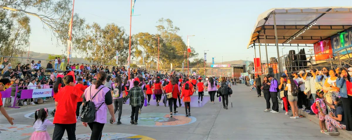 Con buena cantidad de público en el predio, la Ciudad Cultural comenzó a vivir la 72.a FNE con el pasacalle "Bienvenida Primavera".