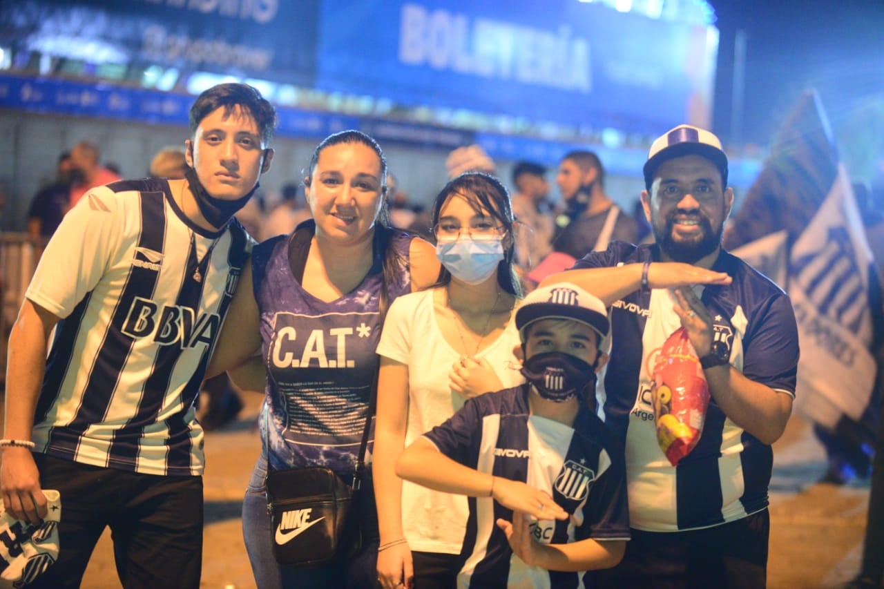 La familia Albiazul volvió a vibrar en el Kempes con el Talleres-River.