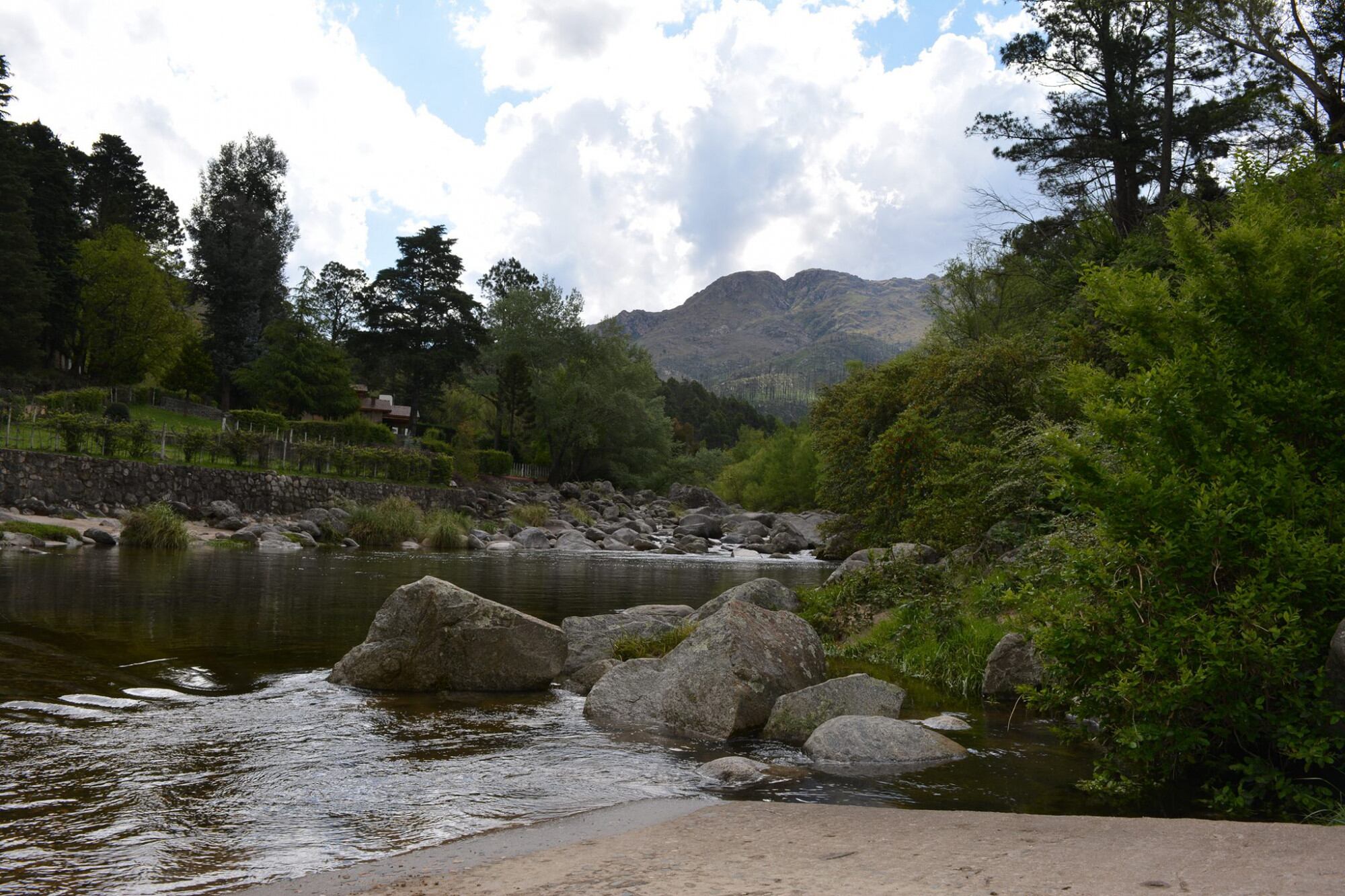 La zona cuenta con el río Los Reartes.