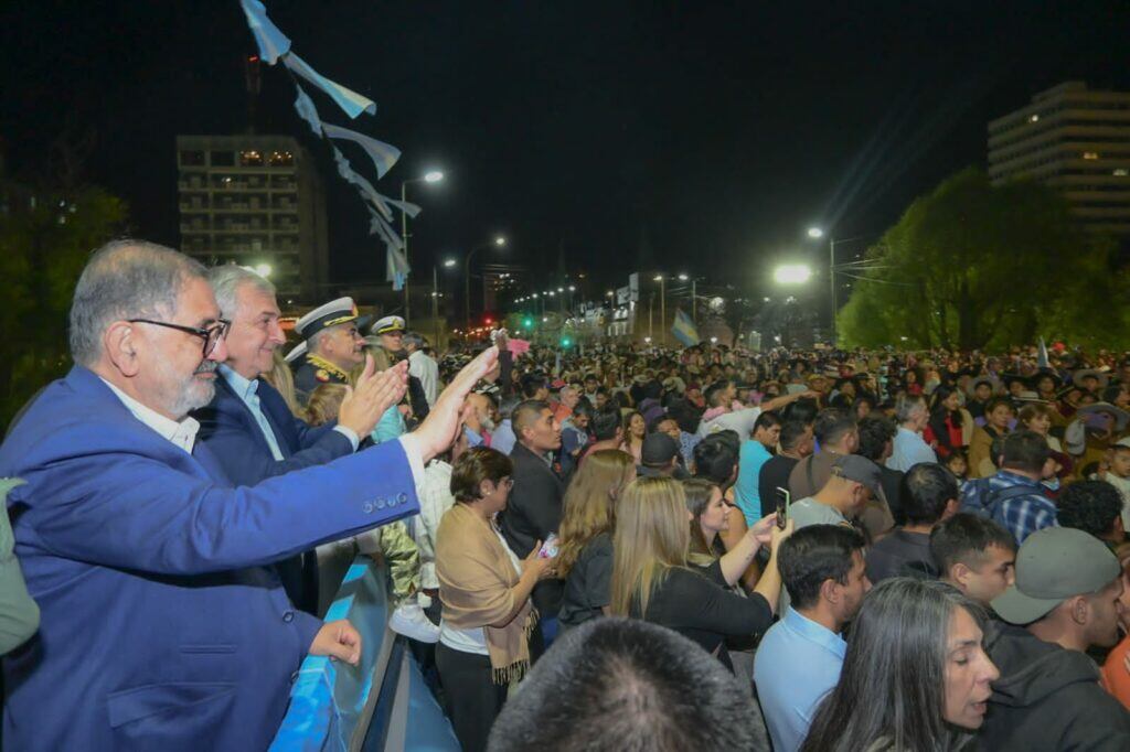 El intendente Jorge y el gobernador Morales saludan a los gauchos y paisanas que daban vida a la Marcha Evocativa del Éxodo Jujeño.