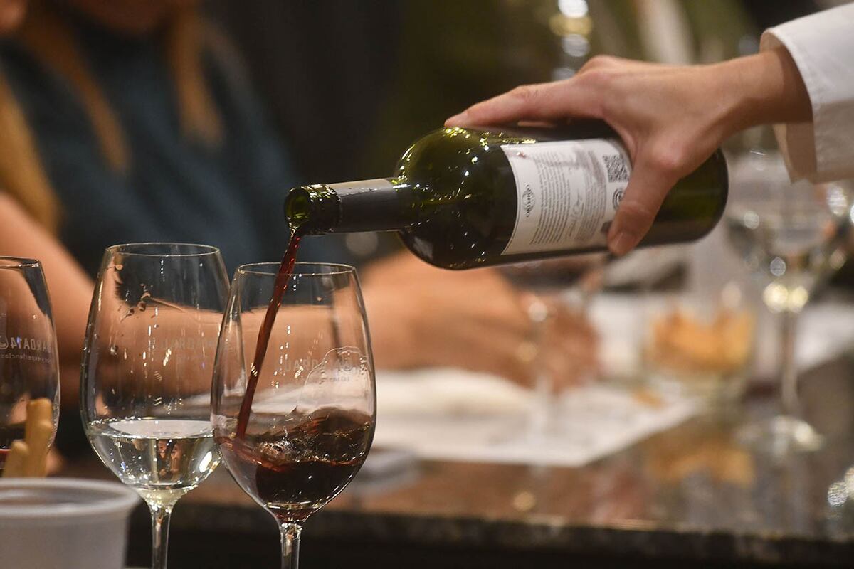 Clausuraron en Córdoba una fiesta clandestina con drogas: era una supuesta degustación de vinos