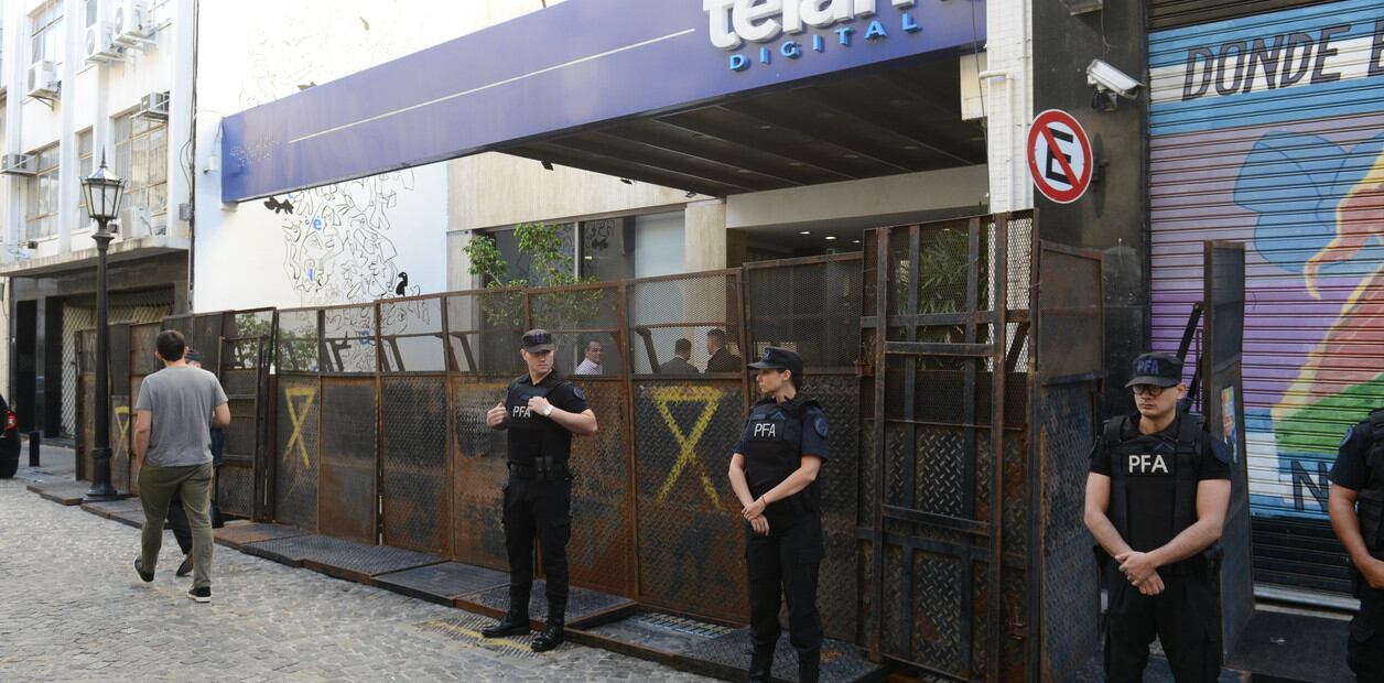 Vallaron el idificio de Télam. Foto Luciano Thieberger / Clarín