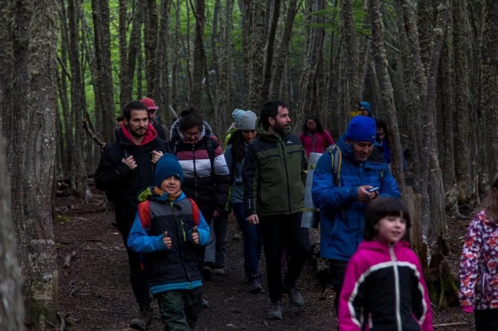 Concurrida caminata familiar nocturna en Ushuaia