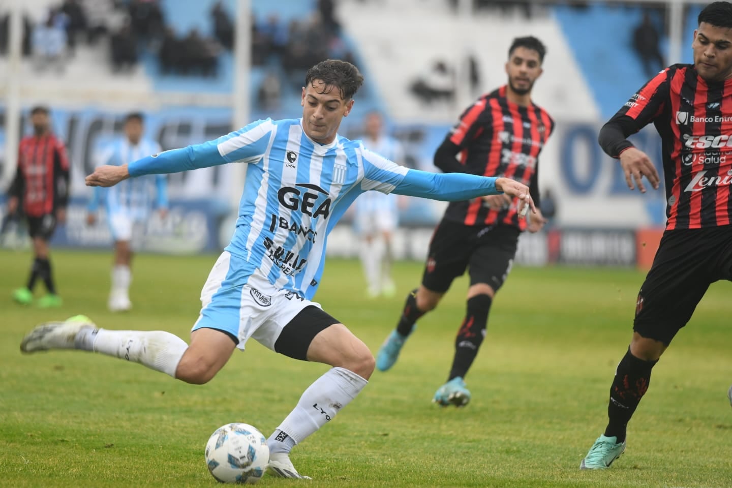 Lautaro Cerato, a los 30 minutos del primer tiempo, estableció la ventaja para Racing, ante Patronato. El “10″ ensayó una suerte de centro que terminó colándose en el arco. (Ramiro Pereyra / La Voz)