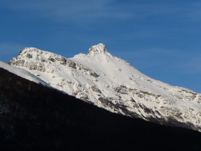 El Cerro Submarino es una formación de las Sierras Sorondo. Una cara da hacia el Valle de Tierra Mayor y la otra al Canal Beagle. En el camino, uno se puede encontrar con una cascada y una laguna homónimas al cerro.