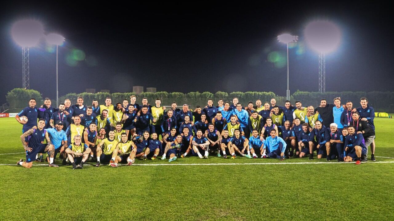 La foto compartida por gran parte del plantel muestra a toda la delegación argentina en Doha.