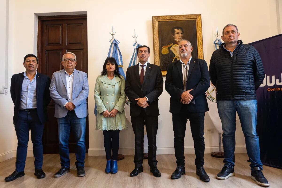 El gobernador Carlos Sadir (centro) junto a la ministra de Desarrollo Humano, Marta Russo Arriola, y de Salud Gustavo Bouhid (a la derecha de Sadir), junto a los intendentes de El Carmen, Víctor Hugo González; de San Pedro, Julio Bravo; y el presidente del Concejo Deliberante de San Antonio, Antonio Fermi.